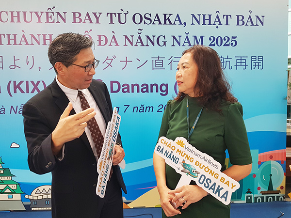 Ông Mora Takero trao đổi với đại diện Vietnam Airlines tại Đà Nẵng về tiềm năng thu hút khách Nhật Bản đến TP.