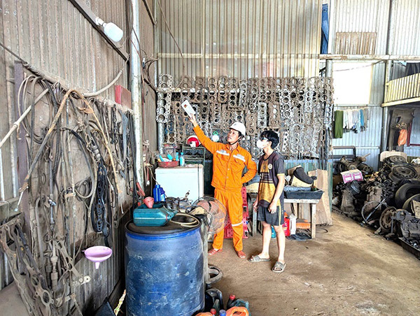 Nhân viên điện lực của EVNCPC hướng dẫn các hộ dân bảo đảm an toàn sử dụng điện.