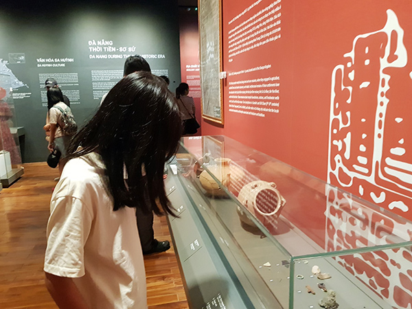 Tham quan cổ vật đang được trưng bày tại Bảo tàng Đà Nẵng.