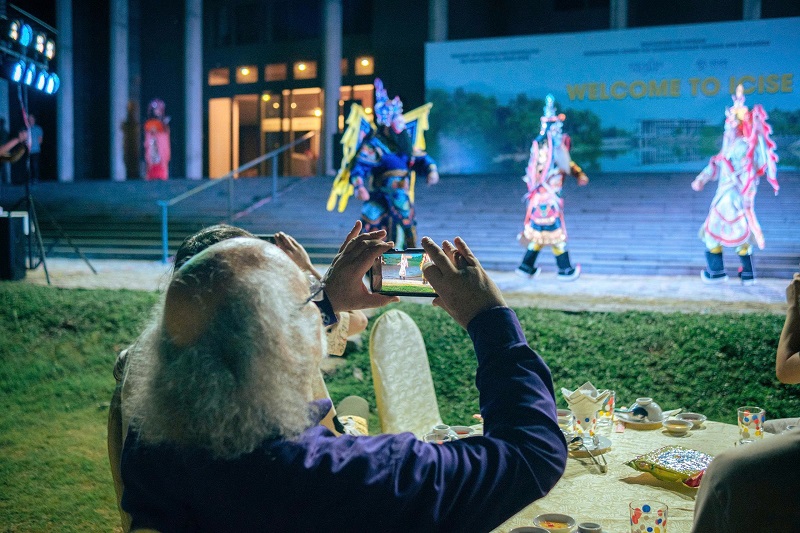 GS Duncan Haldane – chủ nhân giải Nobel Vật lý 2016, ngồi lặng người dõi theo từng chuyển động của nghệ sĩ tuồng. Ông rút điện thoại ra ghi hình, không phải để lưu lại một tiết mục, mà để giữ lấy khoảnh khắc “rất lạ, hùng tráng và đầy cảm xúc”.