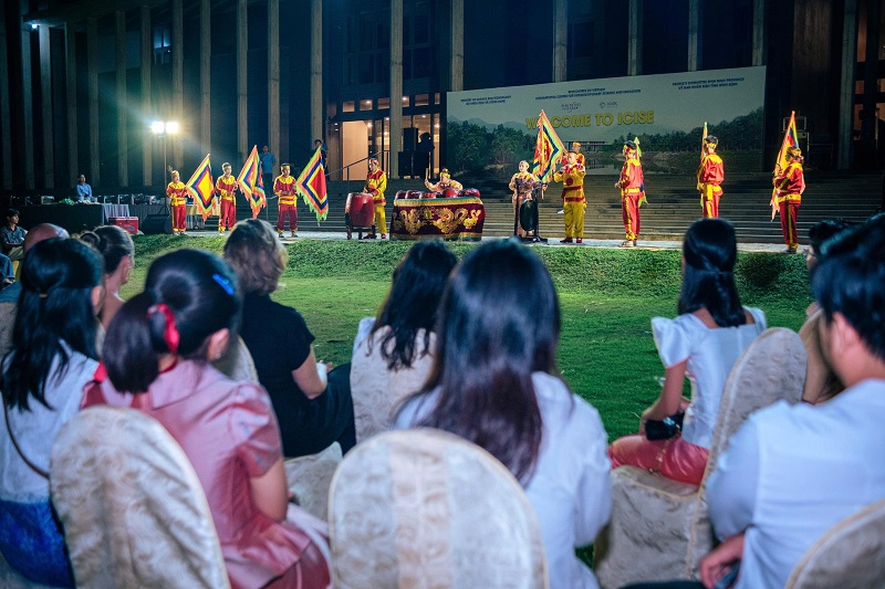 Các vị khách quốc tế mãn nhãn với trống trận Tây Sơn.
