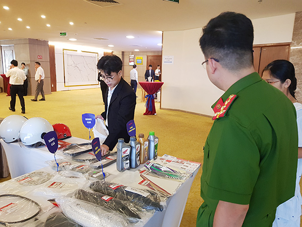 Trưng bày đối sánh hàng thật và hàng giả các thương hiệu nổi tiếng bên lề hội nghị.