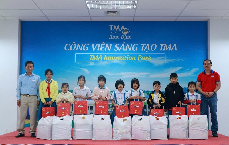 Tại TMA Bình Định cũng thường xuyên tổ chức các đợt trao quà cho các em nhỏ có hoàn cảnh khó khăn.