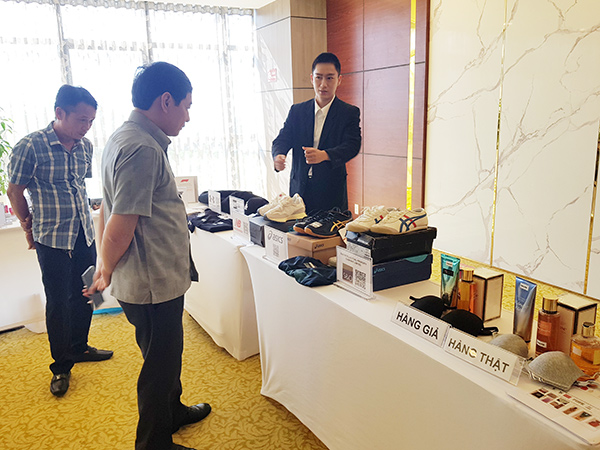 Trưng bày hàng thật, hàng giả bên lề hội nghị do Ban chỉ đạo 389 quốc gia tổ chức tại Đà Nẵng ngày 7/7 tại Đà Nẵng.