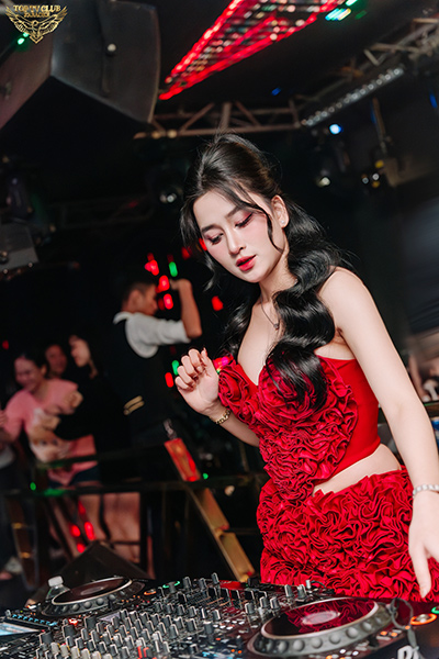 Và những màn trình diễn DJ đầy quyến rũ tại TOP TV CLUB.