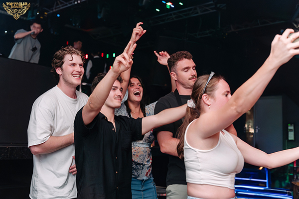 Du khách nước ngoài "xoã" hết mình tại TOP TV CLUB.