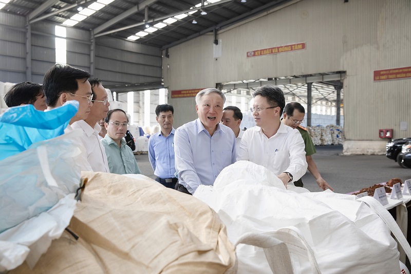 Phó Thủ tướng Thường trực Chính phủ Nguyễn Hòa Bình đến thăm, kiểm tra tình hình sản xuất kinh doanh, đầu tư tại Công ty Nhôm Đắk Nông.