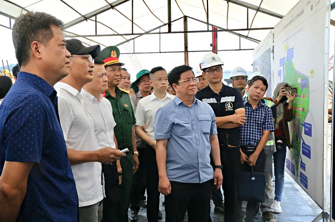 Chủ tịch tỉnh An Giang kiểm tra hiện trạng xây dựng mở rộng sân bay Phú Quốc.