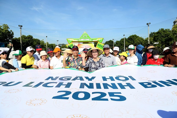 Chương trình teambuilding được diễn ra với sự tham gia đông đảo của những người làm du lịch Ninh Bình