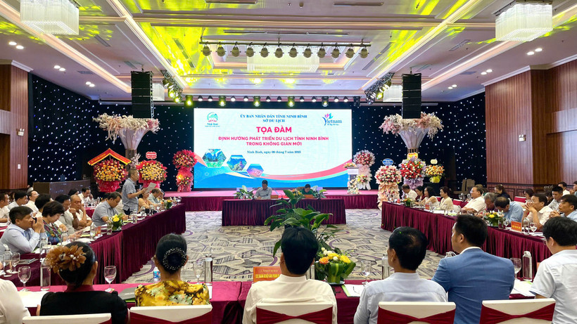 Các đại biểu đại diện các doanh nghiệp làm du lịch tỉnh Ninh Bình tham gia tọa đàm