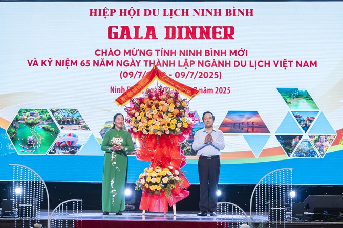 Thay mặt Tỉnh ủy, HĐND, UBND tỉnh, đồng chí Chủ tịch UBND tỉnh Phạm Quang Ngọc tặng hoa chúc mừng cán bộ, cộng đồng doanh nghiệp và những người làm du lịch.