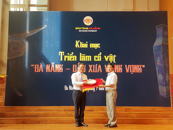 Giám đốc bảo tàng Đà Nẵng Huỳnh Đình Quốc Thện (trái) tiếp nhận cổ vật do các nhà sưu tập hiến tặng.