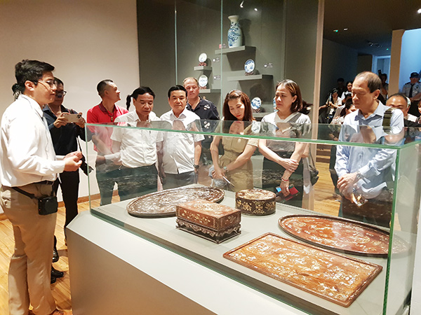 Triển lãm cổ vật “Đà Nẵng – Dấu xưa vang vọng” thu hút khách tham quan.