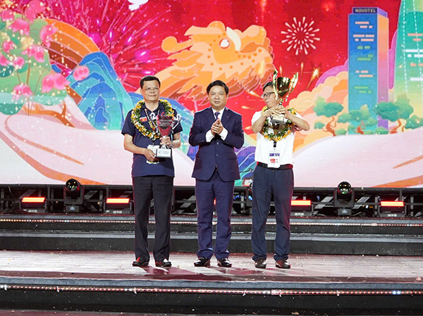 Chủ tịch UBND TP Đà Nẵng Lương Nguyễn Minh Triết trao cúp vô địch cho đội Jiangxi Yangfeng (Trung Quốc, áo trắng) và cúp á quân cho đội Z121 Vina Pyrotech (Việt Nam, áo xanh).