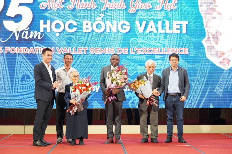 Đại diện cựu sinh viên, học sinh nhận học bổng Vallet tặng hoa tri ân GS Trần Thanh Vân, GS Lê Kim Ngọc và TS Espéran Padonou.