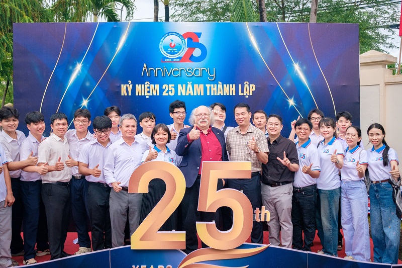 GS Duncan Haldane giao lưu với thầy và trò Trường THPT Chuyên Lê Quý Đôn.