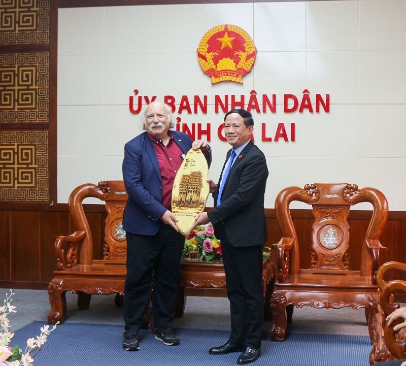 Chủ tịch UBND tỉnh Gia Lai Phạm Anh Tuấn tiếp và làm việc với GS Haldane ngay ngày đầu tiên đúng ngày đầu tiên tỉnh Gia Lai mới chính thức vận hành.