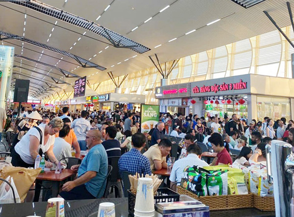 Sân bay Đà Nẵng chật kín khách dịp diễn ra lễ hội pháo hoa quốc tế DIFF 2025.