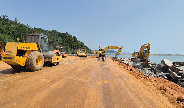 Công trình xây dựng đường ven biển nối cảng Liên Chiểu đang được BQL các dự án đầu tư cơ sở hạ tầng ưu tiên TP Đà Nẵng khẩn trương triển khai.