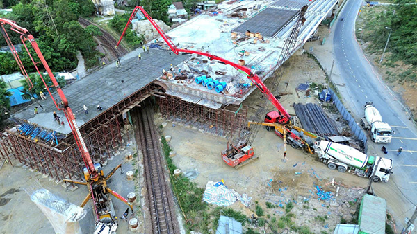 Các nhà thầu đang khẩn trương xây dựng tuyến đường ven biển nối cảng Liên Chiểu, Đà Nẵng.