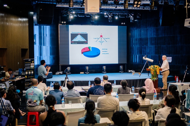 Một buổi nói chuyện về thiên văn học và giới thiệu kính thiên văn tại Trung tâm ICISE. 