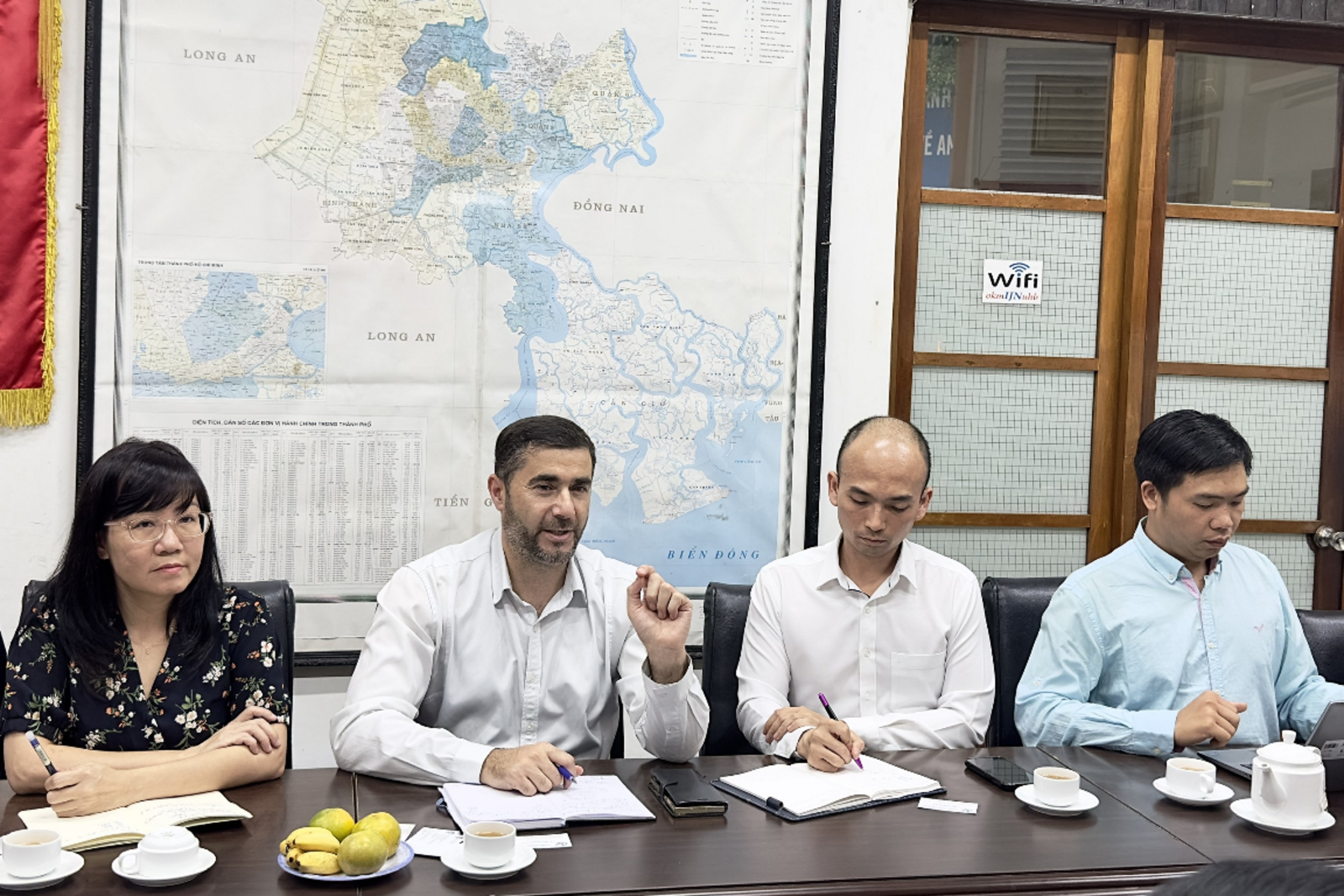 Giáo sư Ali Abbas - Đại học Sydney trao đổi tại buổi làm việc