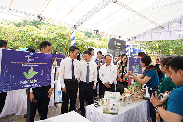 Lãnh  đạo UBND TP và Sở KH&CN Đà Nẵng tham quan các gian triển lãm tại SURF 2024.