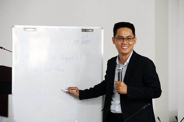 Ông Ngô Quốc Chương, Cố vấn cấp cao - Quỹ đầu tư khởi nghiệp sáng tạo FUNDGO huấn luyện cho các dự án vào vòng chung kết SURF 2025.