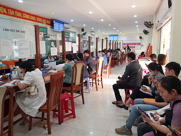 Người dân, doanh nghiệp đến giải quyết thủ tục hành chính tại phường Ngũ Hành Sơn, TP Đà Nẵng.