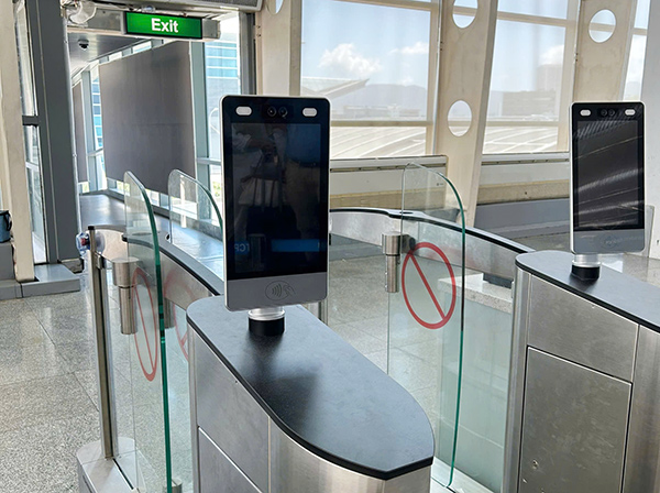 Tại cửa ra tàu bay, hành khách đứng vào vị trí xác định, nhìn vào camera để hệ thống nhận diện.