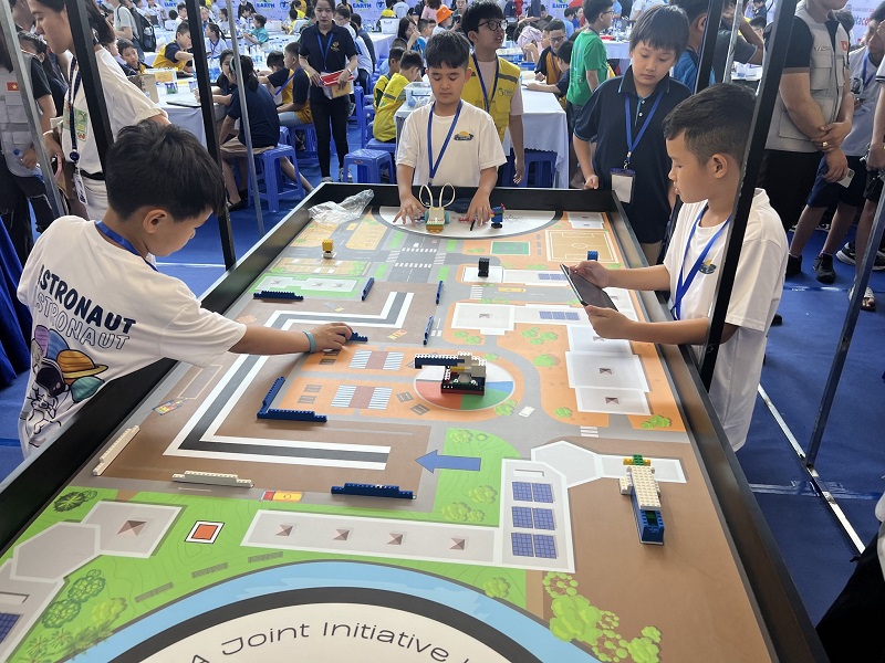 Các đội thi tranh tài tại cuộc thi Robotacon Gia Lai 2025.