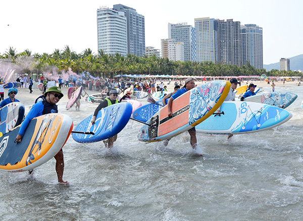 Hoạt động chèo SUP đang phát triển mạnh ở khu vực biển Mân Thái (phường Sơn Trà, TP Đà Nẵng).