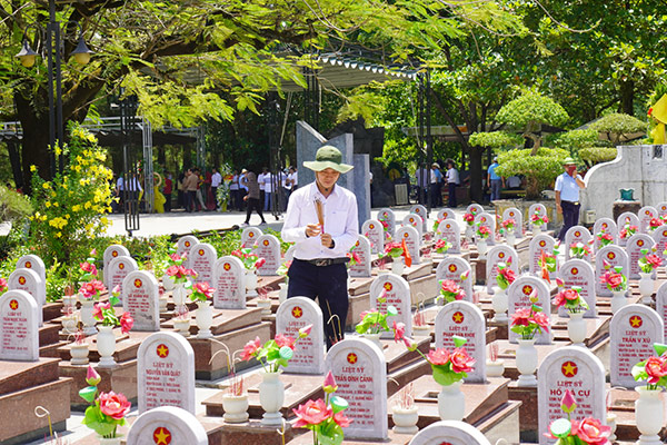 Thắp hương từng phần mộ liệt sĩ.