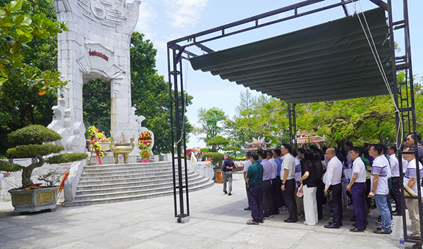 Lễ dâng hương tại Nghĩa trang Liệt sĩ quốc gia Trường Sơn.