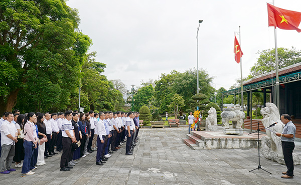 Lễ dâng hương tại Nghĩa trang Liệt sĩ Khe Sanh (Quảng Trị).