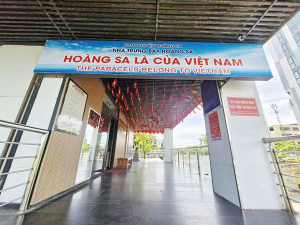 Băng rôn đang được treo tại Nhà trưng bày Hoàng Sa.