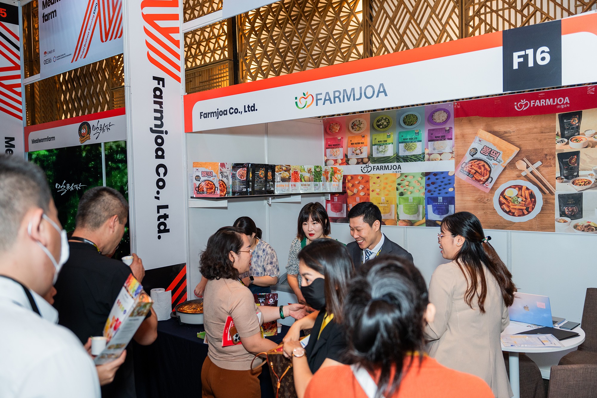 Khách tham dự sự kiện MEGA US EXPO được trực tiếp trải nghiệm các sản phẩm đến từ Hàn Quốc