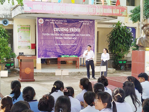 Các đơn vị thuộc EVNCPC tổ chức truyền thông về tiết kiệm điện tại các trường học.