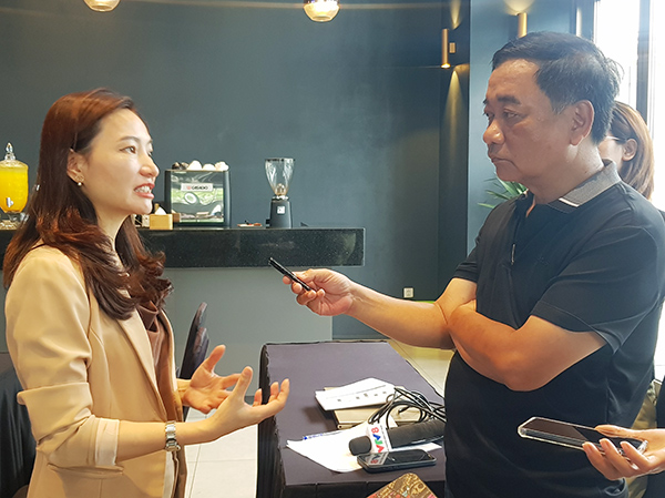 Bà Dương Thuỳ Dung trả lời phỏng vấn của phóng viên Doanh nghiệp Việt Nam.