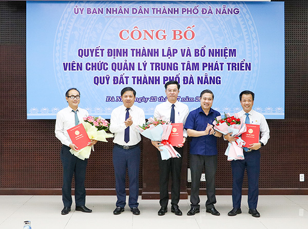 công bố Quyết định số 567/QĐUBND (ngày 22/7) về thành lập Trung tâm Phát triển quỹ đất TP Đà Nẵng thuộc UBND TP Đà Nẵng và bổ nhiệm Ban giám đốc trung tâm.