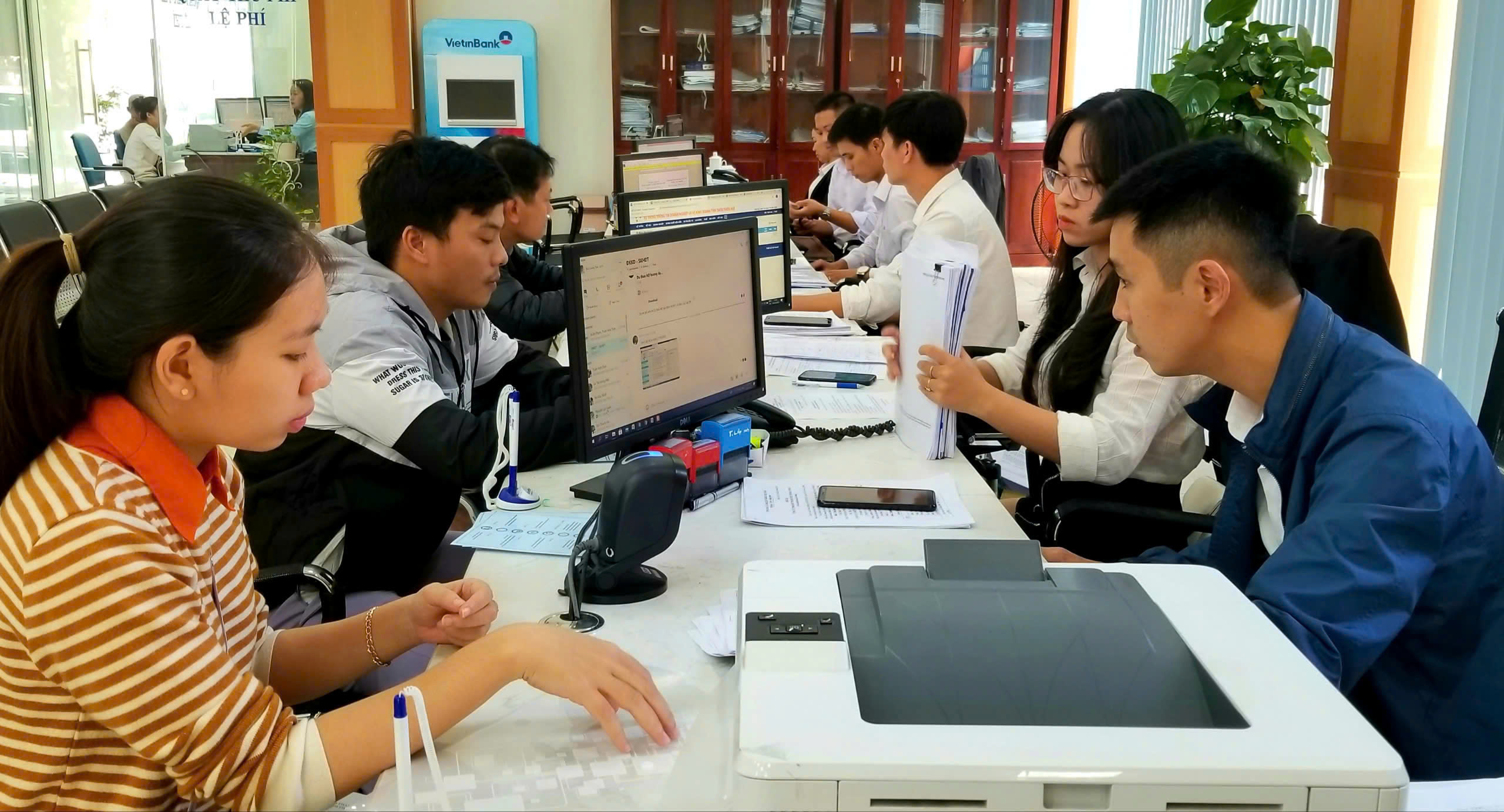 Người dân tra cứu, giải quyết thủ tục hành chính tại bộ phận một cửa hiện đại, nơi dịch vụ công trực tuyến được tích hợp với nền tảng Hue-S, góp phần nâng cao chất lượng phục vụ và giảm thời gian chờ đợi.