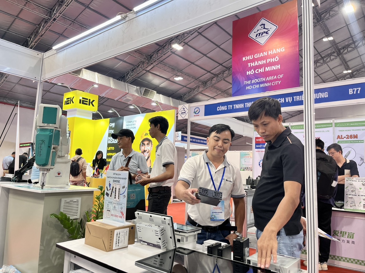 Khách hàng tiếp cận công nghệ quảng cáo hiện đại các gian hàng tại Triển lãm.