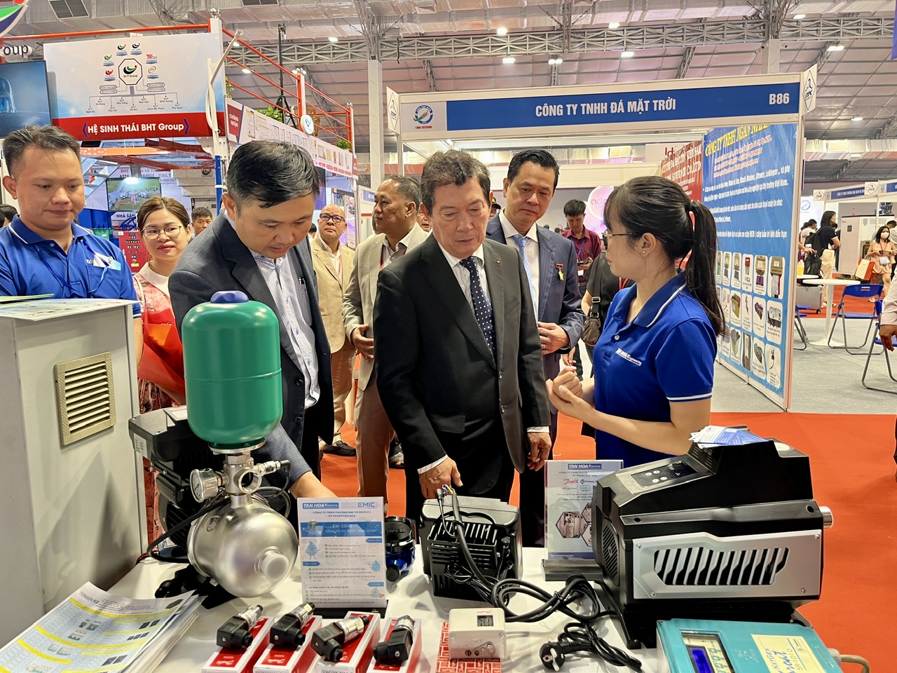 Các đại biểu tham quan gian hàng tại Vietnam Ad & Fun Week 2025.