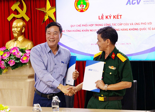 Giám đốc Cảng HKQT Đà Nẵng Phan Kiều Hưng và Thượng tá Huỳnh Đức Bắc – Giám đốc Bệnh viện quân y 17 ký kết quy chế phối hợp giữa hai đơn vị.