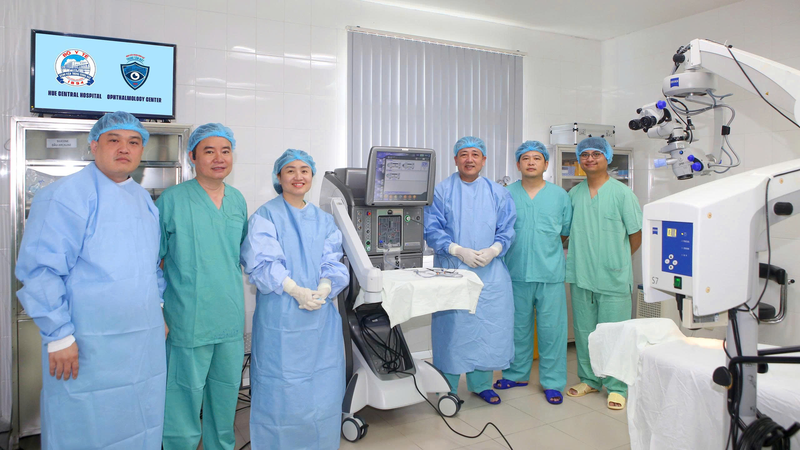 Đội ngũ bác sĩ, kỹ thuật viên Trung tâm Mắt bên cạnh hệ thống CONSTELLATION® Vision System.