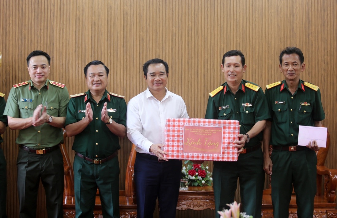 Chủ tịch UBND TP Hồ Chí Minh Nguyễn Văn Được thăm Công an đặc khu Côn Đảo.