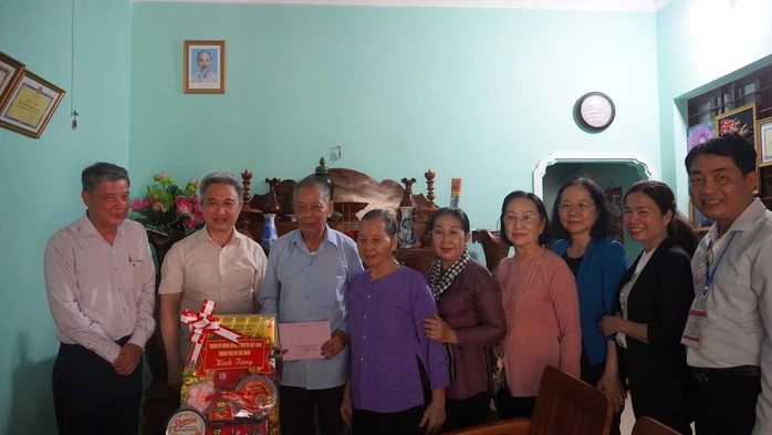 Ông Đặng Minh Thông - Phó Bí thư Thành ủy thăm hỏi gia đình chính sách.