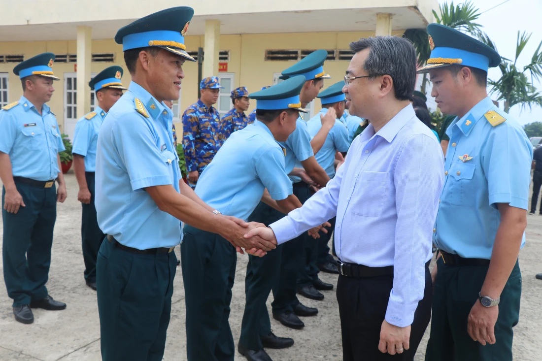 Đoàn công tác do Phó Bí thư Thường trực Thành uỷ Nguyễn Thanh Nghị thăm, động viên cán bộ, chiến sĩ Trạm radar 32.