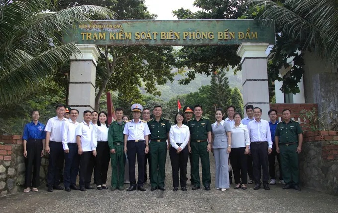 Đoàn do Phó Chủ tịch UBND TP.Hồ Chí Minh Trần Thị Diệu Thúy dẫn đầu thăm các đơn vị lực lượng vũ trang.