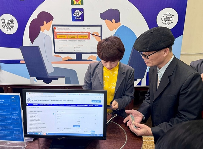 Số hóa dữ liệu thủ tục hành chính cho người dân đến thực hiện thủ tục tại Trung tâm Phục vụ hành chính công thành phố Hà Nội.